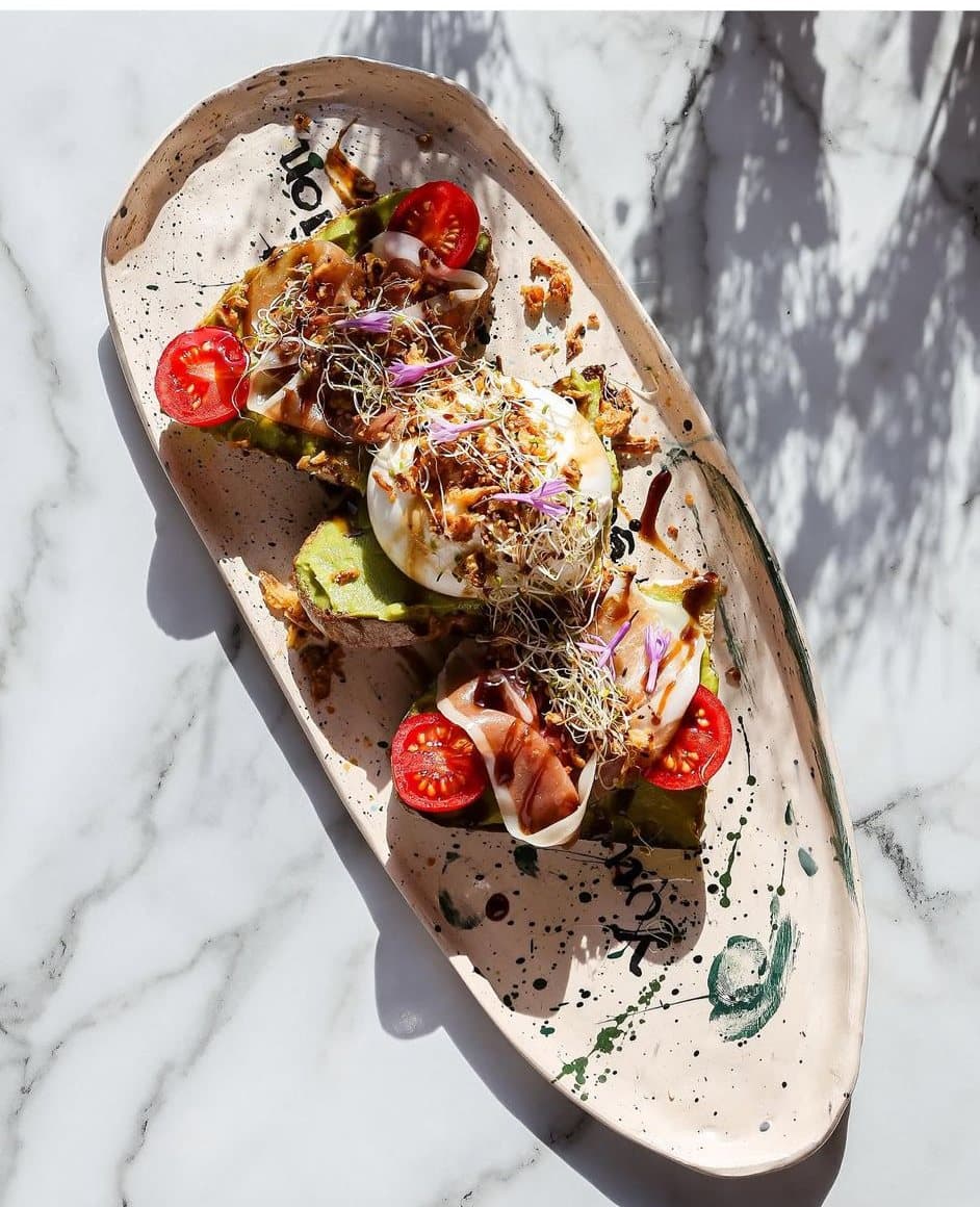 Amore Mio — toast avocat, burrata, speck